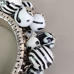 Vintage Glass Beaded Expandable Bracelet Black White Silver Tone 6″