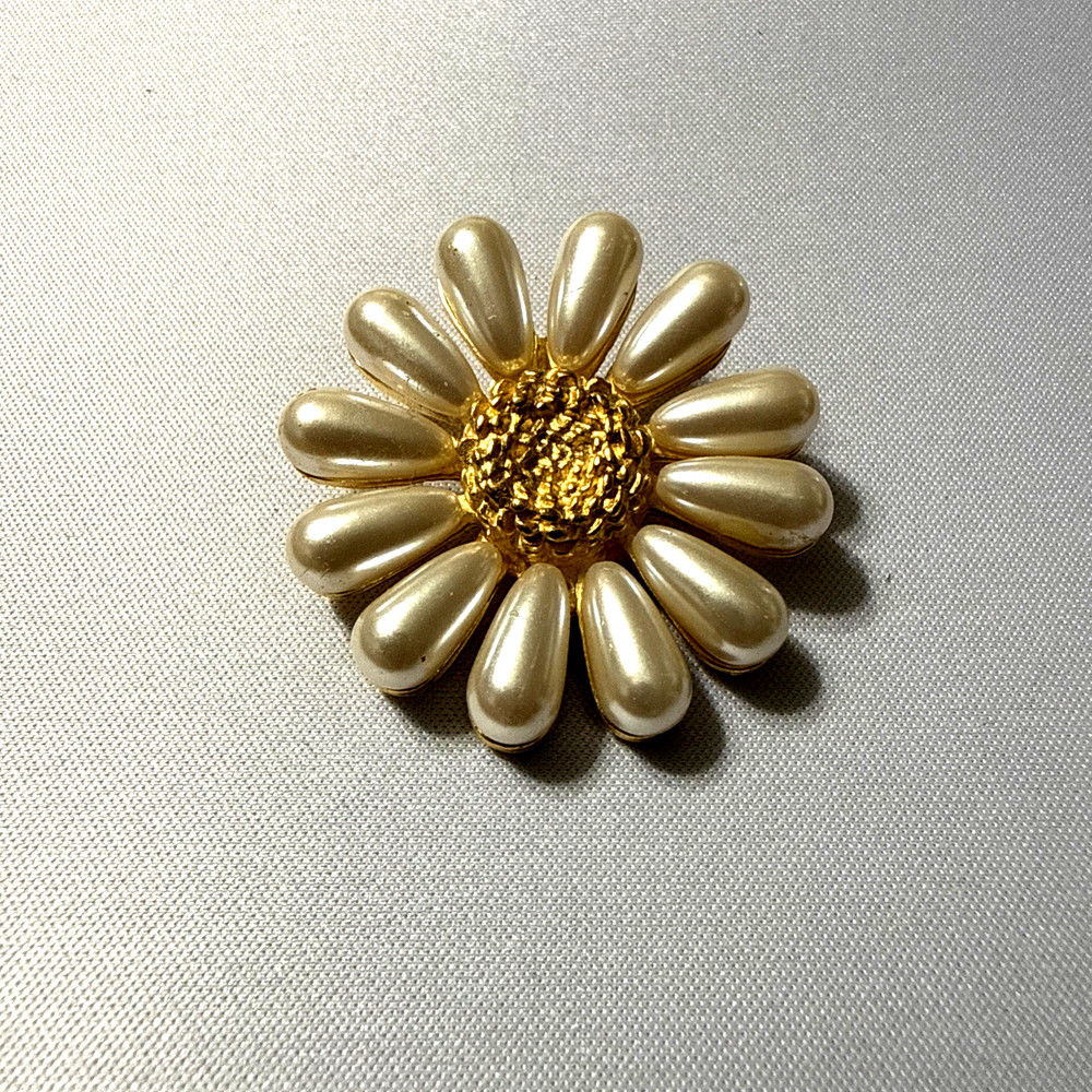 VTG GIVENCHY DAISY ONE CLIP ON EARRING