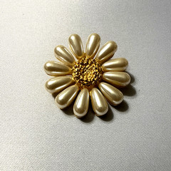 VTG GIVENCHY DAISY ONE CLIP ON EARRING