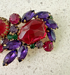 VTG. SIGNED WEISS PURPLE & PINK RHINESTONE BROOCH / RARE FANTASY INVERTED STONE