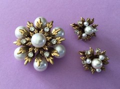 Vtg. Gold Tone Clear Sparkling Rhinestones And Faux Pearls Brooch & Earrings Set