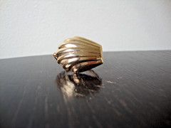 VTG 1970s SCALLOPED SEASHELL GOLD TONE HINGED W/ SAFETY CATCH DRESS/SCARF CLIP