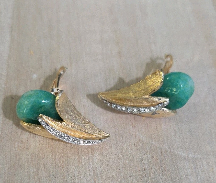 Vtg Marvella Green Jade Goldtone Clip On Earrings #110
