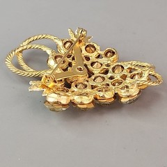 Vintage Rhinestone Grape Brooch Yellow Green Glass Gold Tone Fruit Pin 2.25″