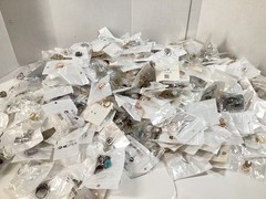 1lb Unsorted Modern Costume Rings Jewelry (M/F) Many Sizes Designs