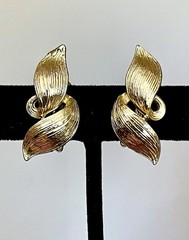 Lisner Vintage 1960s Sculptural Leaf Gold Clip Earrings Mid Century Modern Retro