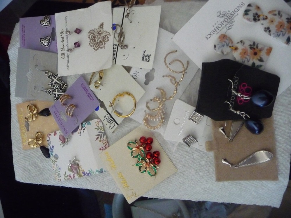 MIXED LOT 14 PAIRS PIERCED EARRINGS DANGLE HUGGIE #5/25