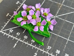 LOVELY LAVENDER PURPLE VIOLETS VINTAGE METAL ENAMEL FLOWER PIN CORSAGE GIFT