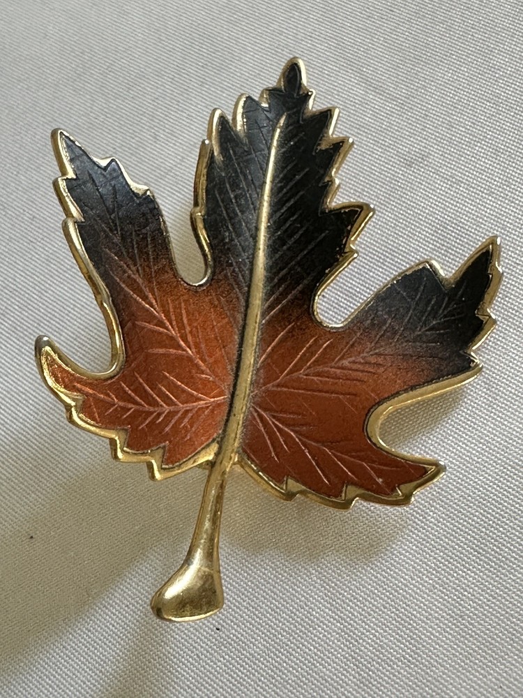 Vintage Gold Tone Concave Maple Leaf Brooch A1