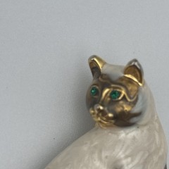 Green Eyed Cream Swirl Enamel Cat Kitten Brooch Gold Tone Siamese Ring Clasp