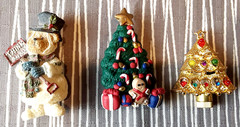 Lot Of 20 Vintage & Mod Christmas Costume Jewelry Pins Earrings Santa Trees Mice