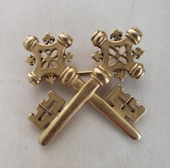Signed MMA 1982 Vintage Matte Gold Tone Skeleton Key Brooch Pin St. Peter’s Keys