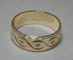 VINTAGE 9CT GOLD RING WITH ENGRAVED DECORATION 3673