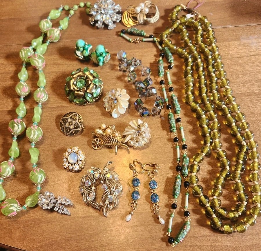 Vintage Jewelry Lot – Peking Glass Bead Necklace – Uranium Brooch – Rhinestones