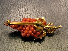 ANTIQUE VICTORIAN CORAL GRAPE BUNCH BROOCH-GILDED 800-FRUIT