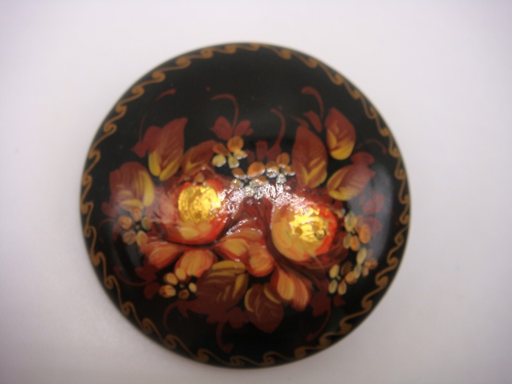 VINTAGE HAND MADE IN RUSSIA LACQUERED ROUND SHAPE BROOCH ROSES ESTATE