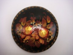 VINTAGE HAND MADE IN RUSSIA LACQUERED ROUND SHAPE BROOCH ROSES ESTATE