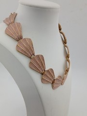 Mid-century gold tone pink/peach clamshell enamel panels design chocker necklace