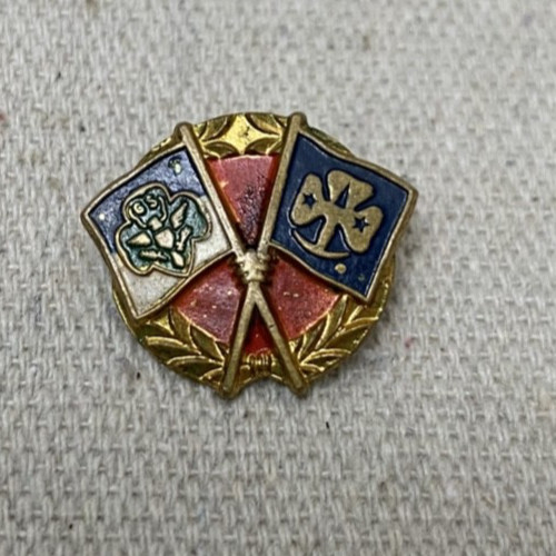 Vtg Gold tone Official Girl Scouts Brooch Pin Flags Enamel Collector