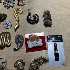 Vintage lot of Assorted Brooches / Pins. 43 Pieces.