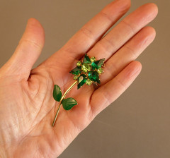 Vintage Star Flower Green Rhinestone Brooch Pin Prong Set Stones