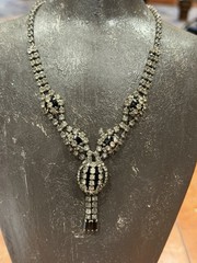 VINTAGE ART DECO CRYSTAL BLACK CLEAR RHINESTONE Y-DROP PENDANT 16″ NECKLACE EUC