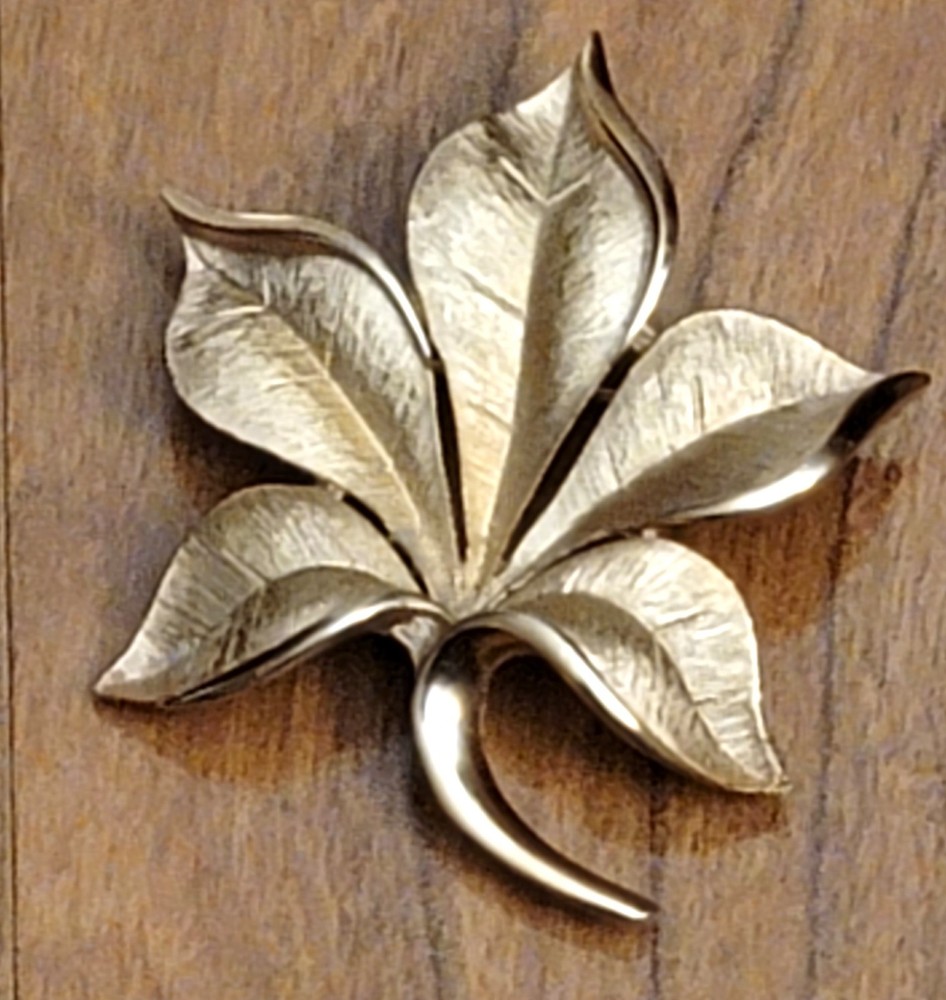 pre-owned vintage costume pin/brooch Trifari’s leaf design gold tone alloy metal