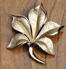 pre-owned vintage costume pin/brooch Trifari’s leaf design gold tone alloy metal