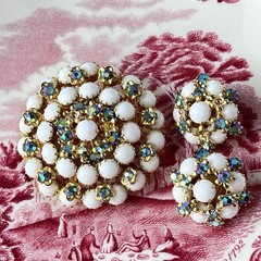 Vtg 1950s Weiss 2” Milk Glass Rhinestone Brooch Pin & Clip On Earrings-Gold Tone