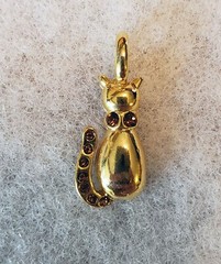 KIS – GOLDTONE SITTING CAT AMBER ACRYLIC RHINESTONE PENDANT – 1″ NO CHAIN