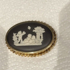 EXQUISITE!! – 2 1/4″ Vintage Oblong Wedgwood Black Cherubs Gold Filld BROOCH