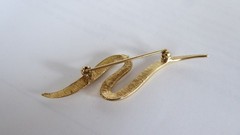 Vintage Gold Tone S RIBBON Brooch Pin Swoosh 2.25″ long Lapel Hat Good Condition