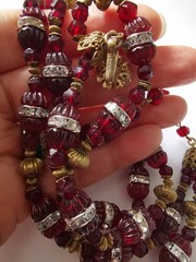 MIRIAM HASKELL 40′ HORSESHOE 2-PC BLOOD RED CÔTELÉ & NUGGET BEAD ICE R/S ACCENTS