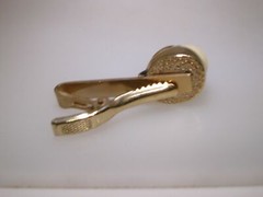 ELEGANT VINTAGE 1960’S GOLD TONE BLACK ENAMEL & FAUX PEARL CUFFLINKS & TIE BAR!
