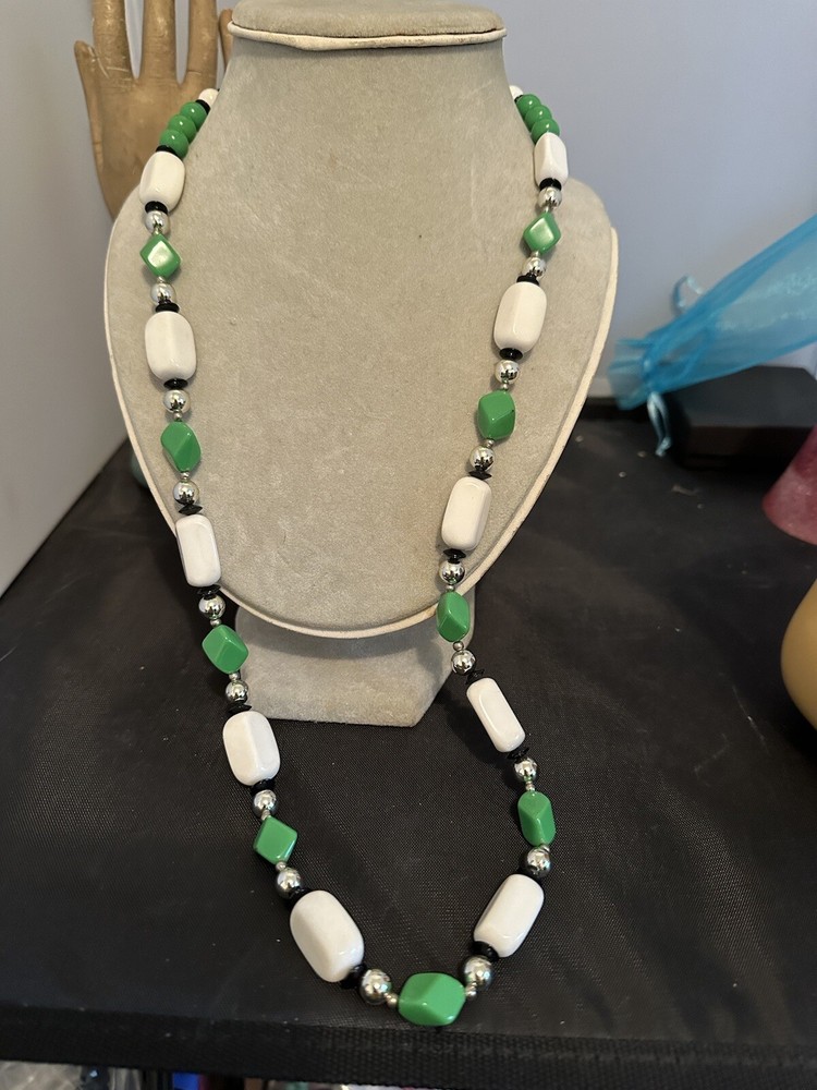 ￼Vtg PLASTIC SINGLE STRAND WHITE AND GREEN NECKLACE – 1960’s- Costume Jewelry