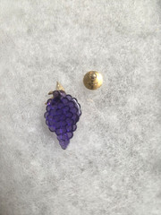 Vtg Avon gold tone leaves purple Grape cluster lucite Pin