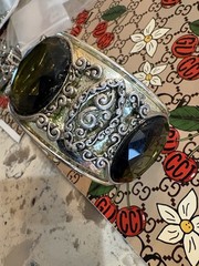 Vtg Silver Tone Hinged Bangle Bracelet Green Faceted Crystal Oval Etched Band