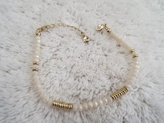 LIZ CLAIBORNE Goldtone White Glass Bead Bracelet (B55)