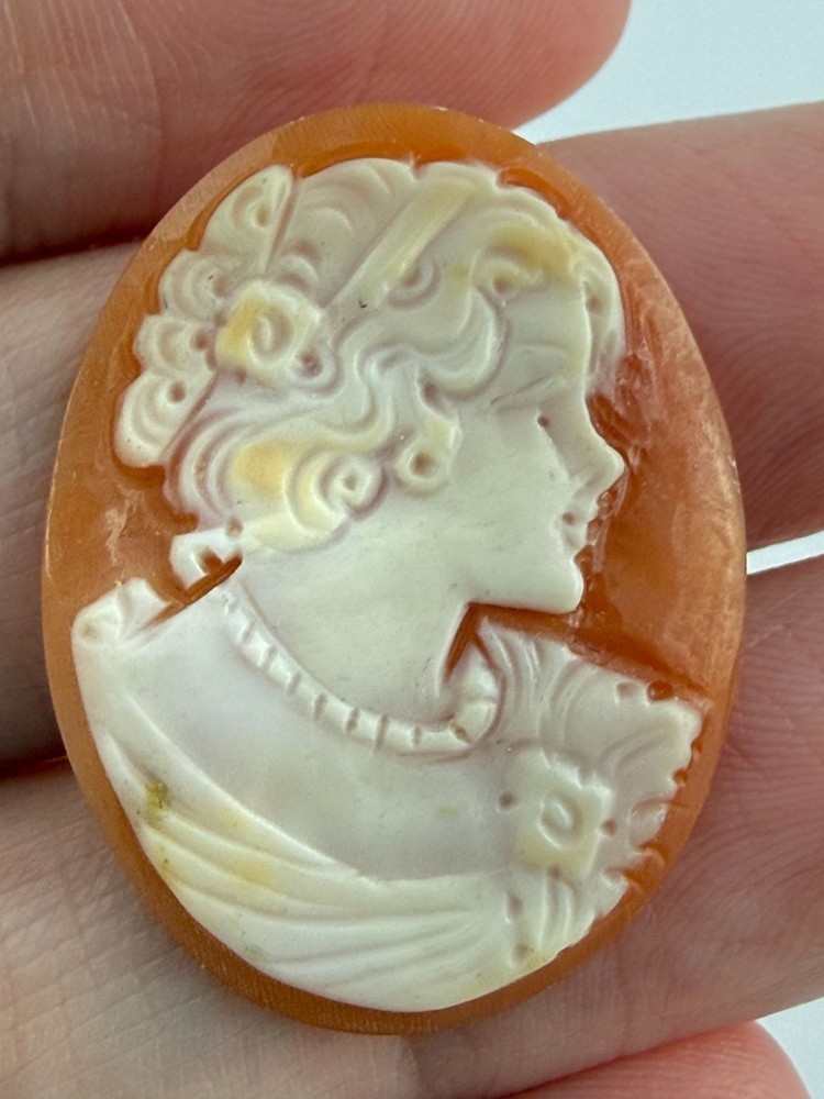 Vintage Loose Hand Carved Shell Cameo Woman Facing Right 29mm x 23mm 2.8g