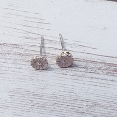 Vintage Stud Earrings For Pierced Ears Dainty White & Gold Tone Flower