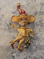 Vintage Christmas Mouse Brooch Pin Gold Tone Enamel Red Eyes 1.25″