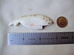 VINTAGE 1970-80s HANDMADE CARVED NATURAL SEASHELL FISH PENDANT