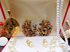 VINTAGE JEWELRY LOT Many Signed Necklaces Brooches Earrings & Bracelets (L2)