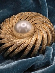 Vintage mid century jewelry pin Gold Swirl Brooch faux Pearl, 2 Inch Unbranded