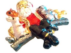 SANTA CHRISTMAS BROOCH! Holiday Figural Pin/Accessory. Adorable Nature Scene!