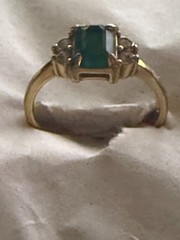 VTG AVON GOLD TONE RING EMERALD STONE RHINESTONES SIZE 5.75