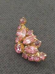 KRAMER OF NEW YORK vintage goldtone prong-set pink stones dainty brooch