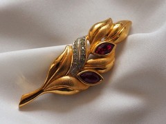 Lanvin * Vintage gold tone leaf brooch crystal rhinestones Signed