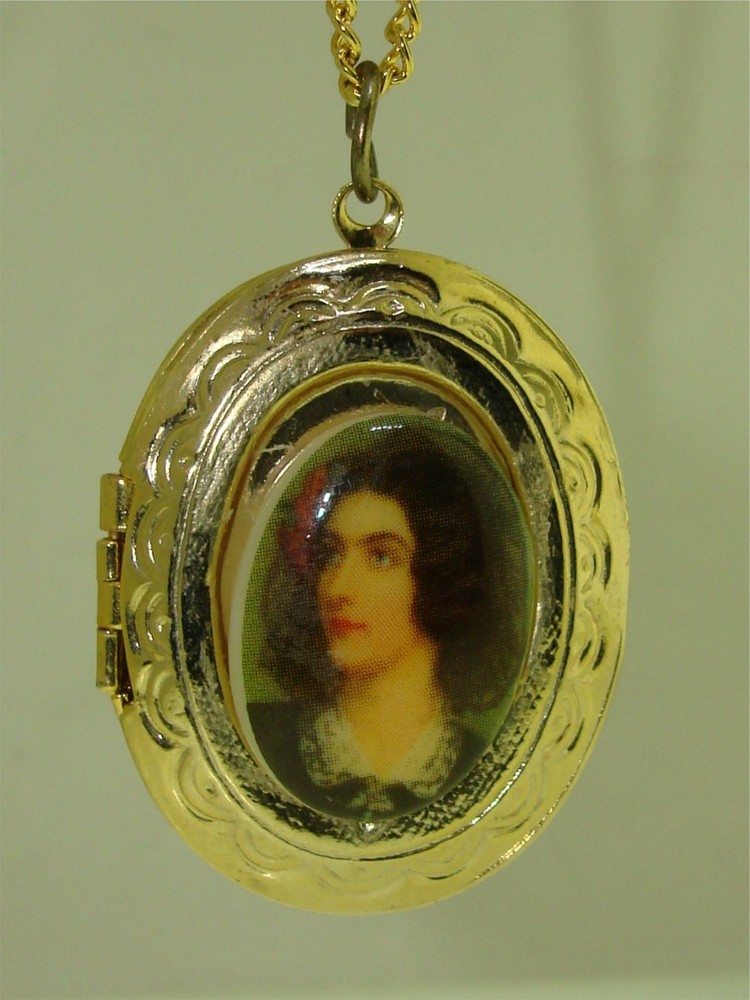 LOVELY VINTAGE 1960’S ERA PICTURE LOCKET NECKLACE!