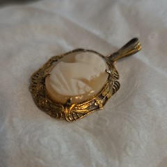Vintage 14K Solid Yellow Gold Carved Shell Cameo Pendant Left Facing Filigree 2g